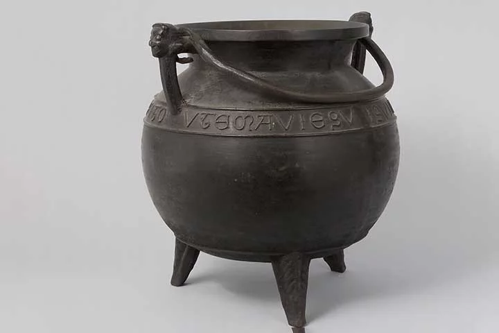 “Nossos dados sugerem que os dois caldeirões específicos do norte da Mongólia foram usados para coletar o sangue de animais ruminantes durante o abate e provavelmente foram uma parte importante da produção de alimentos., disse o artigo. 