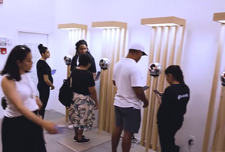 Faço isso porque não tenho um peso [moeda argentina], não há outro motivo. Não queria fazer isso, mas por causa da minha idade, ninguém me dá trabalho, e preciso de dinheiro, contou o argentino Sosa, de 64 anos.