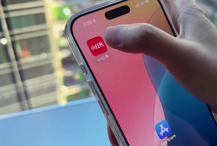 O RedNote oferece conteúdo de estilo de vida, moda, viagem e culinária, com recursos exclusivos como a criação de álbuns de fotos e texto. 