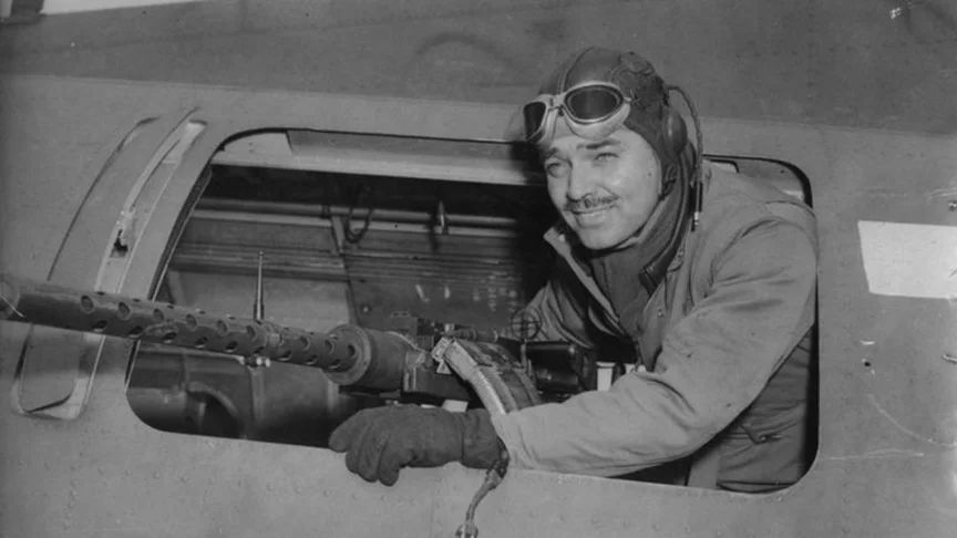 Clark Gable - O ator americano foi artilheiro no 351º Grupo de Bombardeio da Força Aérea dos EUA. Graduado como segundo-tenente pela Escola de Oficiais de Miami, deixou a ativa do Exército em junho de 1944 como major. Recebeu duas condecorações.  