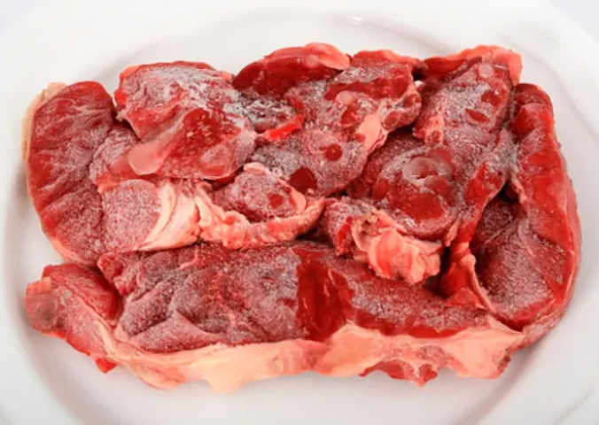 ERRO 9: Descongelar alimentos na temperatura ambiente. É comum que, ao retirar, por exemplo, o filé de frango do congelador, a pessoa deixe na pia, aguardando por bastante tempo até que o calor provoque o descongelamento. No entanto, a liberação de água cria justamente um ambiente propício para as bactérias.   