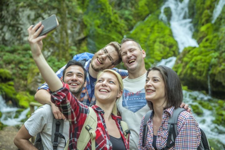 Em resposta, uma tendência crescente no turismo é conhecer gente nova na vida real, promovendo conexões genuínas por meio de viagens em grupo ou solo.