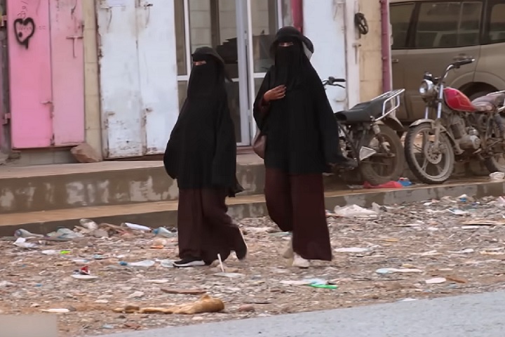 A população local é composta principalmente por árabes e grupos étnicos nômades, com uma história de isolamento cultural e preservação de tradições antigas. 