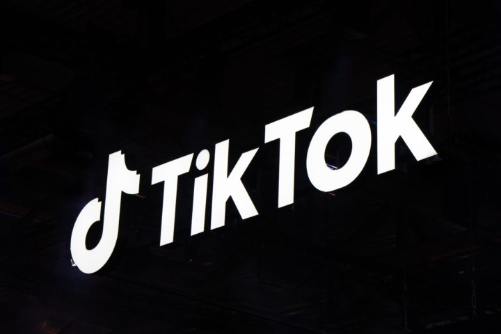 A migração de usuários do TikTok para o RedNote começou a acontecer antes do prazo de 19/1, quando o app poderia ser suspenso nos EUA, caso a ByteDance (empresa por trás do TikTok na China) não deixasse de comandar o aplicativo em território americano.