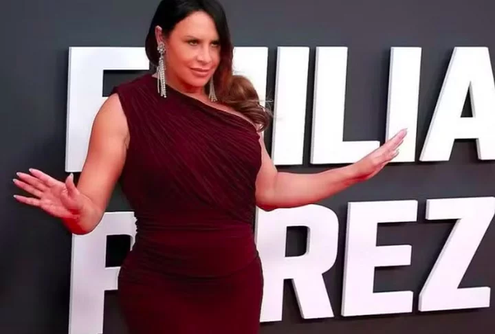 Durante esse período, ela também lançou sua autobiografia, Karsia, na qual relata sua vivência no México. A quem mais me feriu, pois ninguém pode ferir mais do que quem te ama, diz um trecho da dedicatória.