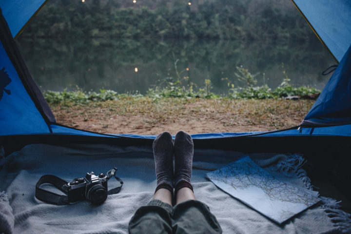 7) Nostalgia: A tendência, chamada de novos tempos áureos pela Globetrender, reflete o desejo dos millennials de reviver experiências da infância, como acampamentos de verão para adultos nos EUA e férias no estilo Eurocamp.