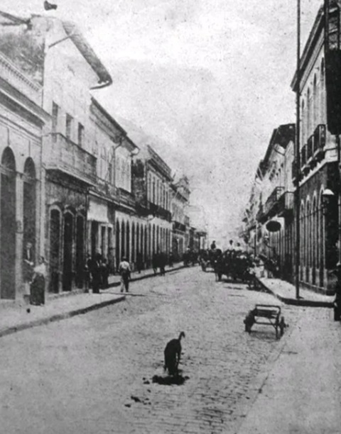 Em meados do século 20, a região sofreu processo de desvalorização, com os casarões transformados em cortiços. 