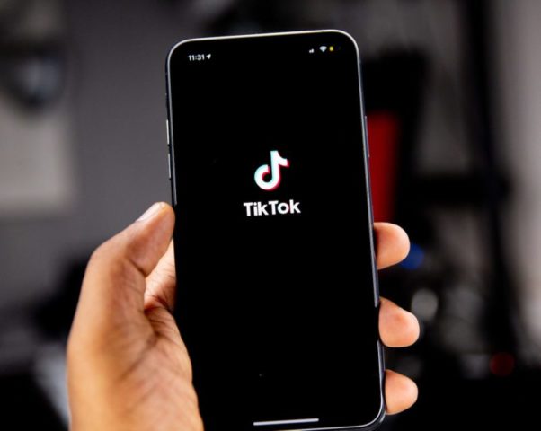 No fim da noite de sábado, pouco antes do prazo para o TikTok encontrar um comprador para sua operação nos EUA, o aplicativo passou a ficar inacessível no país.