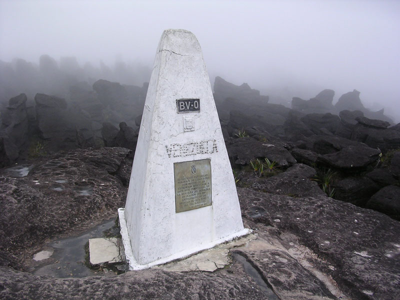 Um importante e famoso marco de fronteiras fica no encontro de Brasil, Venezuela e Guiana. O monumento da Tríplice Fronteira está no alto do Monte Roraima, no norte do país. 