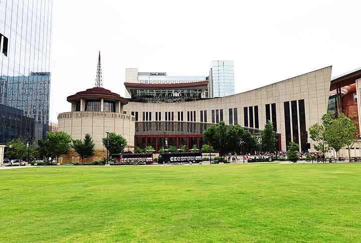 A cidade abriga o Grand Ole Opry e a Country Music Hall of Fame, sendo um dos maiores polos culturais da música country.