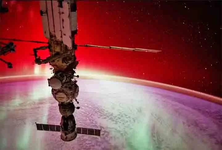Claro que ela não poderia faltar: a aurora boreal. Os astronautas tiraram uma foto da aurora, que irradia acima do Oceano Índico, ao redor da nave tripulada Soyuz MS-25 atracada na ISS.