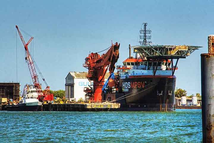 Por ser área de produção de combustíveis e de transporte marítimo, o golfo tem posição estratégica para americanos e mexicanos.
