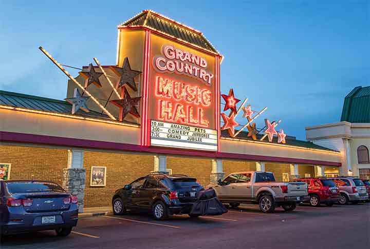 Os famosos teatros da cidade, como o Grand Country Music Hall, que tem capacidade para 475 pessoas na plateia e atrai fãs da música country de todo o mundo.