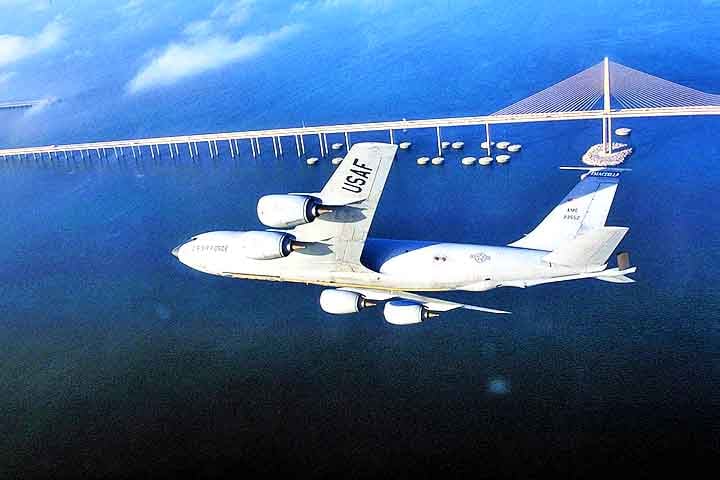 O Golfo do México também é uma rota de furacões que se movem entre as Américas Central e do Norte. 
