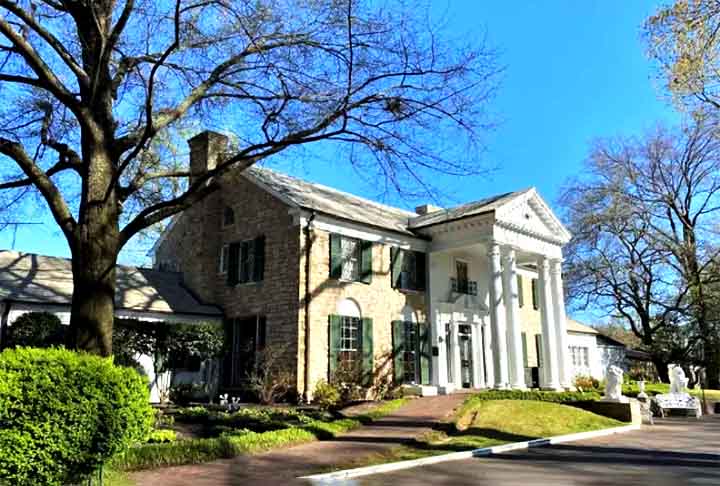 Artistas como Johnny Cash começaram suas carreiras aqui, unindo blues e country. Além disso, a cidade também atrai fãs do rock porque Elvis Presley viveu ali, gravou sucessos no Sun Studio e teve a famosa mansão, Graceland, na cidade.