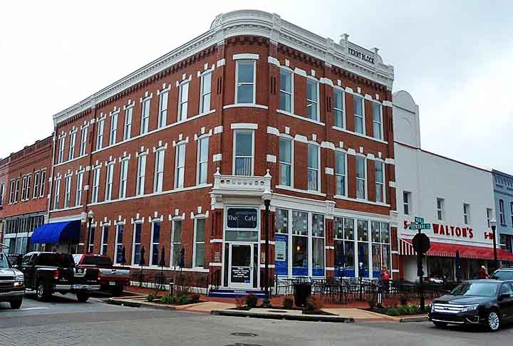 BENTONVILLE (Arkansas) - População: 57 mil -  Situada no coração do Arkansas, Bentonville tem uma cena country forte, influenciada pelo estilo de vida rural da região. 