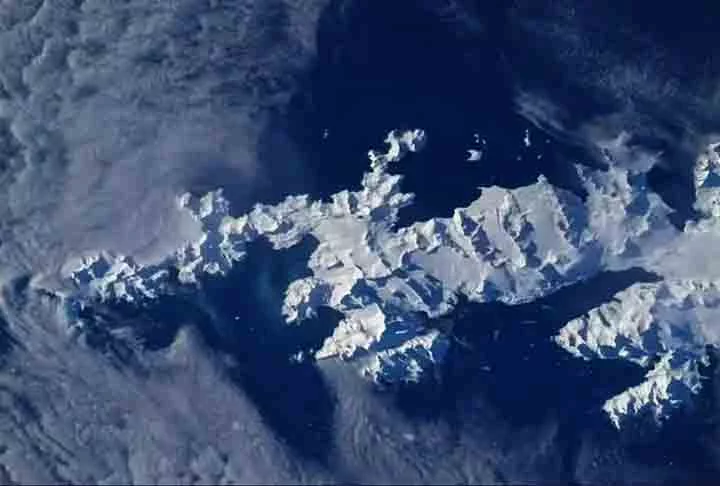 Além disso, eles avistaram uma Ilha Geórgia do Sul coberta de neve no sul do Oceano Atlântico. Algo que evidencia a admiração, unidade e uma sensação de fragilidade da Terra.