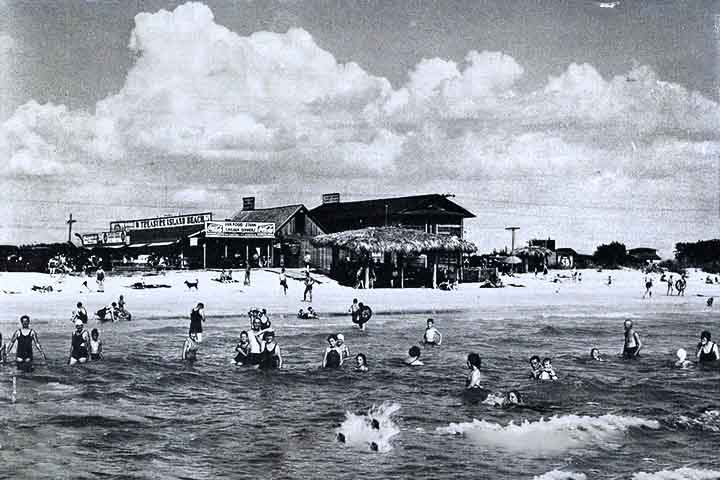 O Golfo do México se formou a partir do afastamento de placas tectônicas, com a criação de uma grande baía. As jazidas de petróleo e gás natural surgiram a partir do acúmulo de sedimentos orgânicos.

