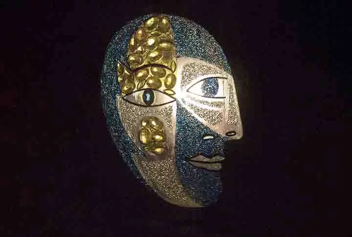 Já as máscaras são meticulosamente adornadas com cristais Swarovski, proporcionando um brilho resplandecente e um toque de glamour a um item funcional. 