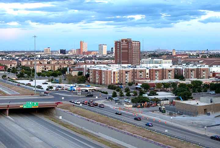 LUBBOCK (Texas) - População: 260 mil - Famosa pelo country-western, foi berço de Buddy Holly, um pioneiro do rock 'n' roll dos anos 1950, conhecido por sucessos como Peggy Sue e That'll Be the Day. Sua influência perdura no rock e no country, apesar de sua morte num acidente de avião em 1959.

