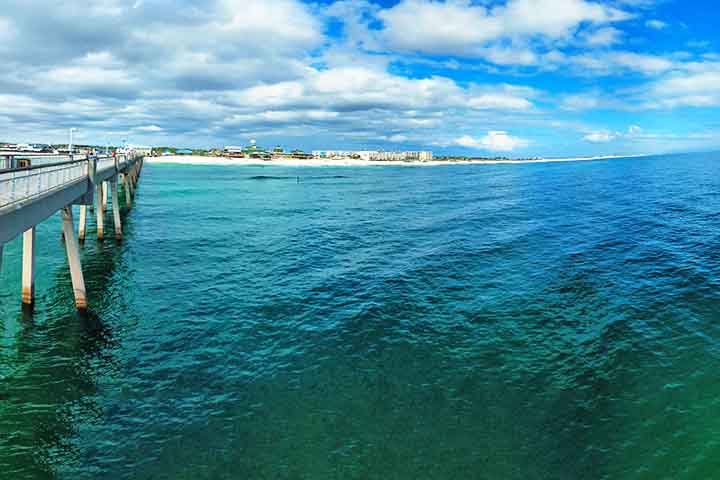 O rio Mississipi, segundo mais longo dos Estados Unidos e que atravessa dez estados, tem sua foz no Golfo do México, desaguando nessa área. 
