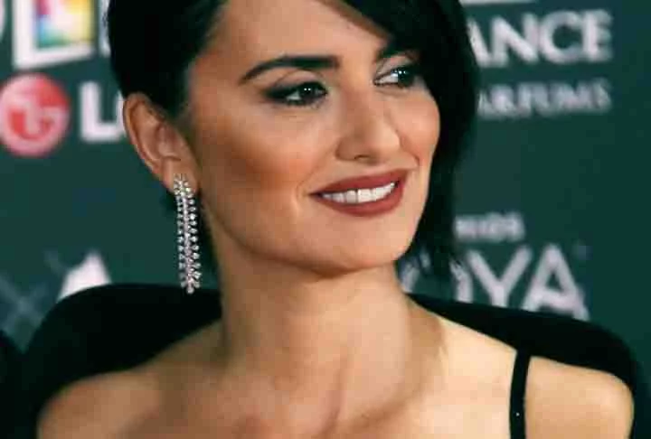 Penélope Cruz, a atriz espanhola vencedora do Oscar, tem sido uma defensora de muitas marcas de luxo e frequentemente usa joias Swarovski em eventos de alto perfil. Ela é conhecida por seu estilo elegante e sofisticado, e suas escolhas de joias ajudam a destacar seu glamour e charme.