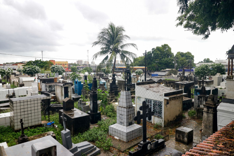 ￼CEMITÉRIO da São José, na Parangaba, é um dos que atingiu a capacidade máxima