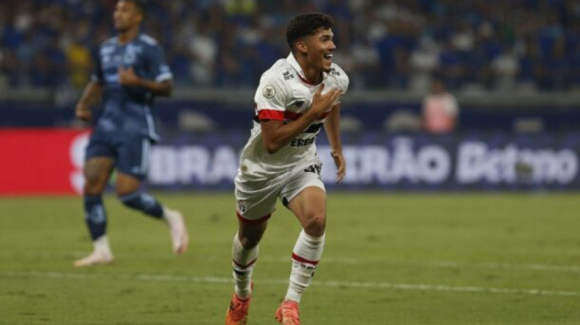 Atacante de 18 anos acerta um contrato de cinco temporadas com o Porto; Tricolor agora espera chegada de lateral-esquerdo nesta semana