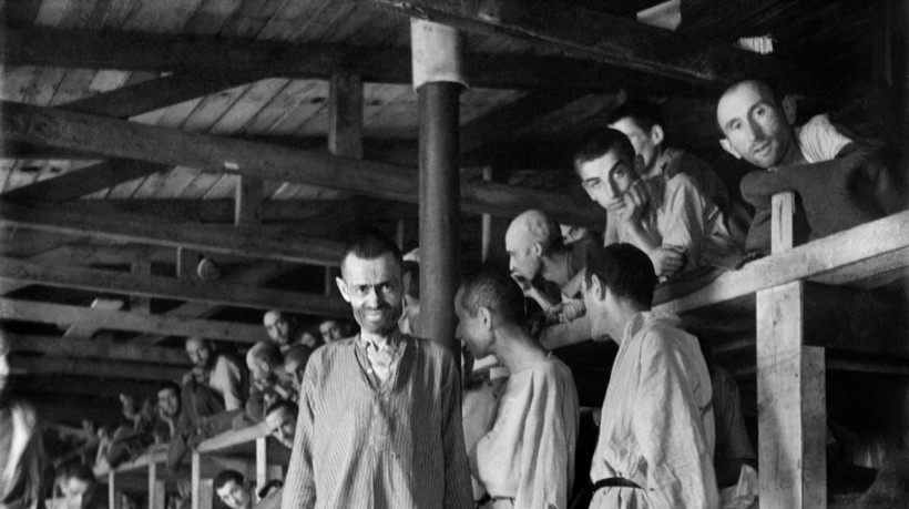 Prisioneiros olham para o fotógrafo no bloco 61 do campo de concentração nazista de Buchenwald em 12 de abril de 1945, logo após a libertação do campo