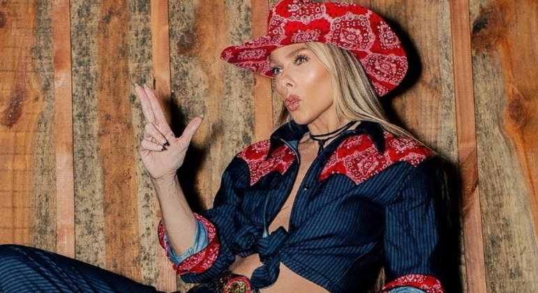 Ele teve namoradas e estava, sim, namorando com a Adriane naquela época. Então, a gente tratou isso com naturalidade dentro do enredo em que estávamos pensando, declarou Bianca.
