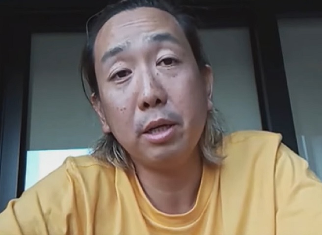 O brasileiro disse que não tem certeza do que aconteceu: O barco dele colidiu com algo. Os especialistas dizem que esses acidentes podem acontecer com contêineres que caem no mar e ficam boiando. Pode ter sido isso. 