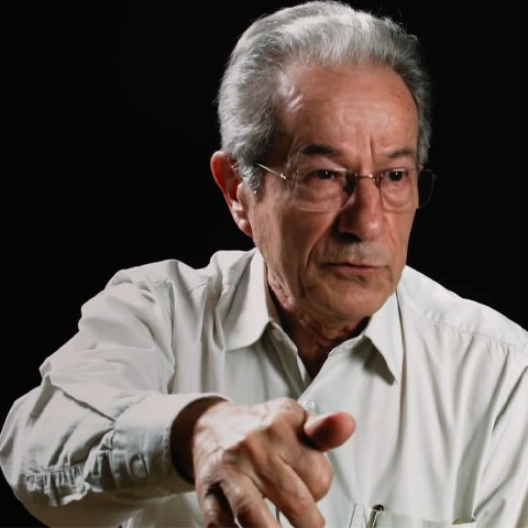 Essa teoria afirma que a escola deve levar os alunos à reflexão. O estudo contrariava a ditadura implementada na época. 