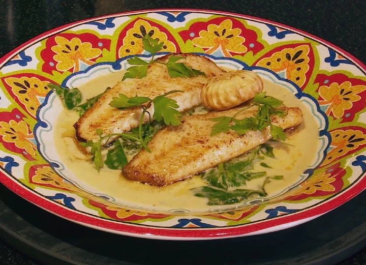 O linguado costuma ficar ótimo quando preparado no vapor, assado, cozido ou empanado. Molhos feitos com frutas como mirtilo ou uva costumam casar bem com esse peixe.