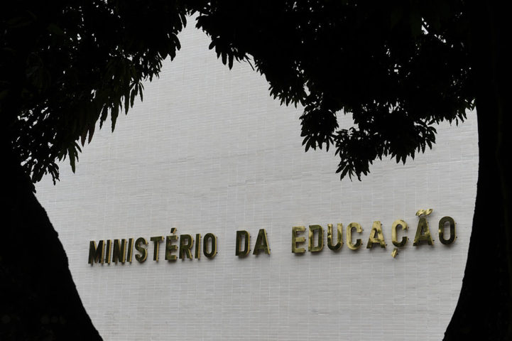 Ainda segundo o Censo, o Brasil tem mais de 68 milhões de pessoas acima de 18 anos que não concluíram a Educação Básica. Entre 18 e 24 anos, são mais de 4 milhões. As maiores taxas de repetência e evasão escolar acontecem no Ensino Médio, respectivamente 3,9% e 5,9%.
