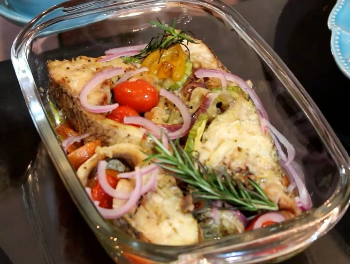 Na hora de escolher a corvina, prefira peixes frescos, com olhos brilhantes e pele úmida. Outra dica é evitar comprar peixes com cheiro forte. Uma orientação, aliás, que vale de maneira geral.