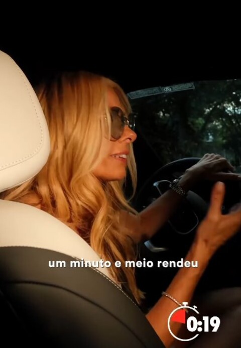 “Tá com tempo? Porque eu só tenho um minuto e meio”, diz Galisteu na campanha, antes de elencar as qualidades e vantagens do carro da Fiat. Durante a peça, um cronômetro registra o tempo no canto da tela.
