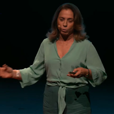 Yvonne Bezerra de Mello  - Criou a Escola Uerê, na favela da Maré. 