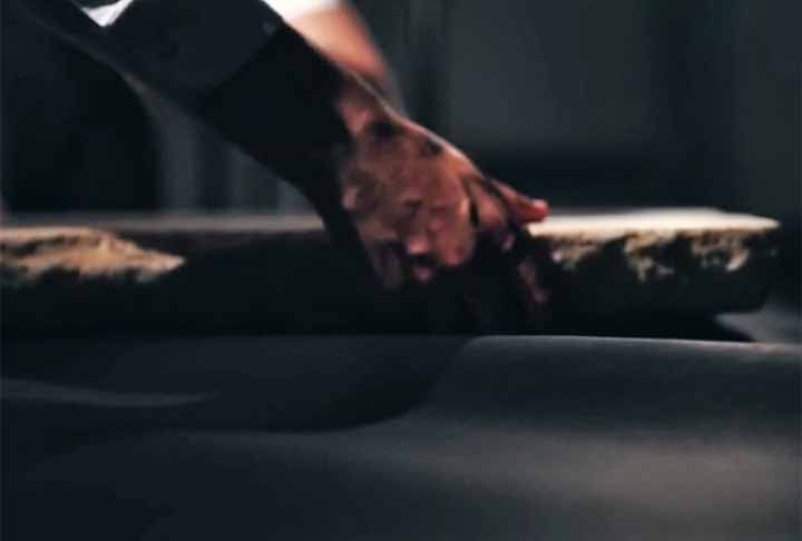 Este artefato, datado de cerca de 1.500 anos atrás, é considerado um achado extraordinário do mundo antigo, embora tenha permanecido esquecido por séculos. A tábua pesa 52 quilos e mede 60 centímetros de altura.