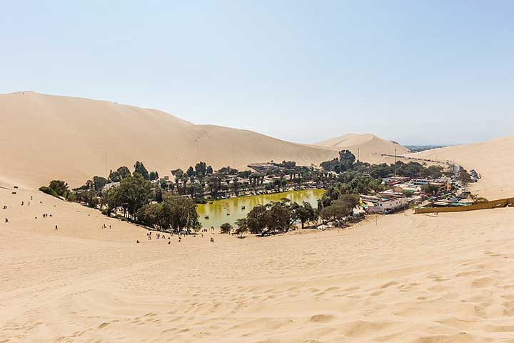 Oásis de Huacachina, Peru: Situada na província de Ica, uma charmosa vila se desenvolve ao redor da lagoa do oásis Huacachina, em meio a imponentes dunas e palmeiras.