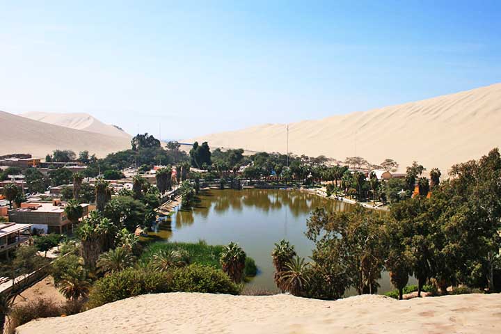 Esse refúgio no meio do deserto peruano abriga um lago de águas cristalinas em tons de verde esmeralda, famoso por seus supostos poderes curativos.