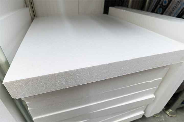 Existem basicamente três tioos de isopor. O EPS (que é considerado o padrão) é comum em embalagens e isolantes térmicos.
