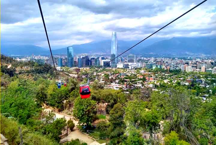 Para os aventureiros, o Cerro San Cristóbal - segundo ponto mais alto de Santiago - é um baita passeio. Um teleférico leva ao topo, onde fica o Santuário Imaculada Conceição. A vista da capital chilena tem a Cordilheira dos Andes emoldurando a paisagem.