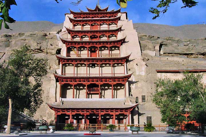 Situadas na margem do deserto, as cavernas de Mogao, esculpidas nas encostas arenosas, preservam antigos santuários, esculturas e murais datados do século 4. 