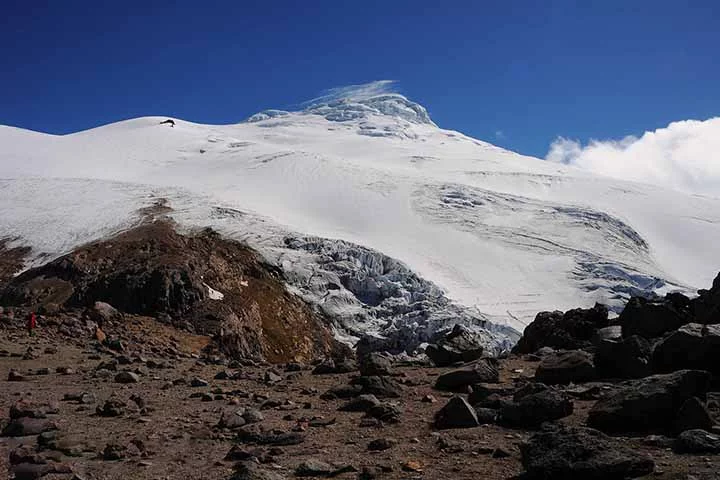 Com seus 5897m, Cotopaxi é considerado um dos vulcões ativos mais altos do mundo. No Equador, é um cone perfeitamente simétrico, coberto por uma grossa manta de neve e gelo, graciosamente sobe de um belo planalto páramo.