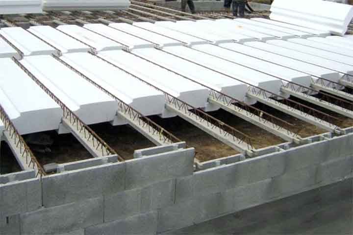 Também é empregado no preenchimento de vazios em obras.Por exemplo, ele é usado em blocos de concreto, nas chamadas lajes nervuradas, onde serve como um núcleo leve entre os elementos de concreto. Isso economiza material, acelera a construção e mantém a resistência estrutural.
