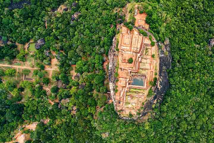 Cidade abandonada de Sigiriya, Sri Lanka: Situado no topo de uma formação rochosa conhecida como Pedra do Leão, a 200 metros de altura, um antigo palácio permanece deserto, sem qualquer vestígio de vegetação. 