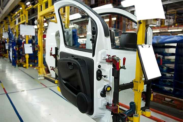 O isopor é usado na fabricação de veículos para reduzir peso, melhorando eficiência energética. Ele compõe peças como para-choques e painéis, absorvendo impactos em colisões. Além disso, colabora no isolamento acústico, garantindo mais conforto.