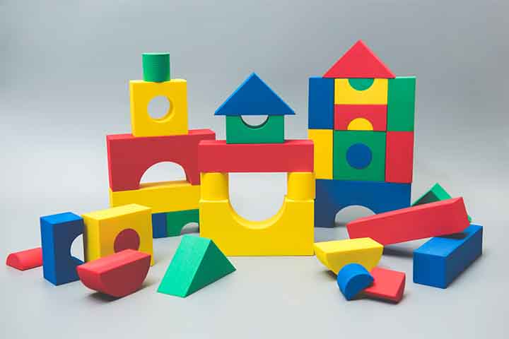 Na fabricação de brinquedos, o isopor é valorizado por sua leveza e segurança, sendo usado em jogos, peças educativas e enfeites. Brinquedos de isopor são fáceis de moldar e pintados, tornando-os atraentes para crianças. Também é frequente em embalagens protetoras de itens infantis.