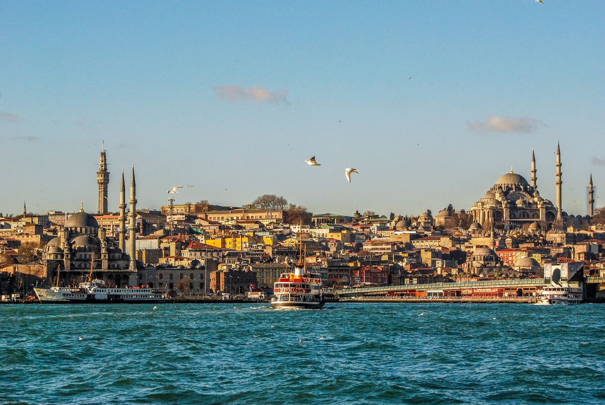 Durante séculos, Istambul foi conhecida como Bizâncio, depois Constantinopla, e, finalmente, assumiu seu nome atual em 1453, quando o Império Otomano conquistou a cidade, consolidando-a como um dos maiores centros culturais e políticos da época.
