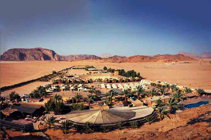 O design do acampamento reflete a cultura local, com elementos que remetem ao estilo de vida beduíno, proporcionando uma imersão na cultura local.